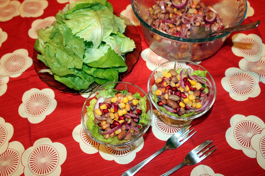 Salata cu porumb, fasole, ceapa rosie si rodie