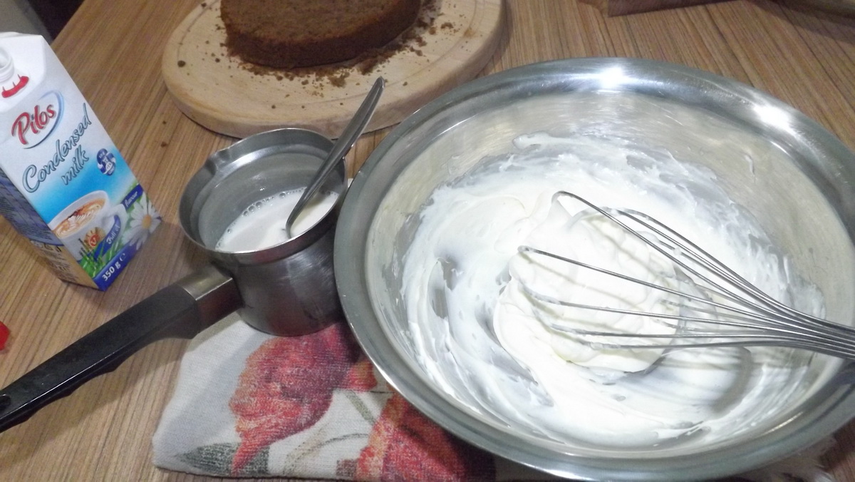 Tort de ciocolata cu jeleu de afine si crema cu mascarpone