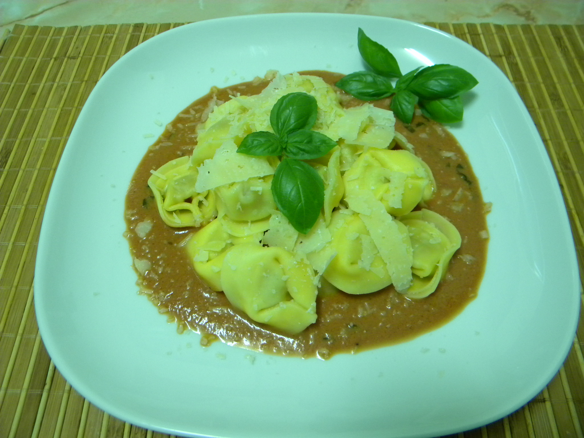 Tortelloni alla carne cu sos mamma rossa