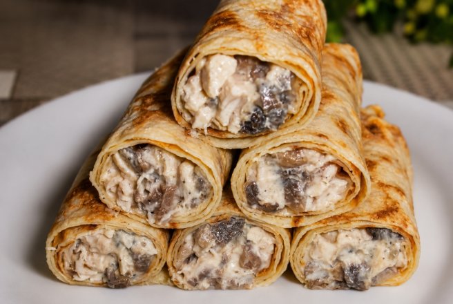 Clatite Umplute cu Salata de Pui