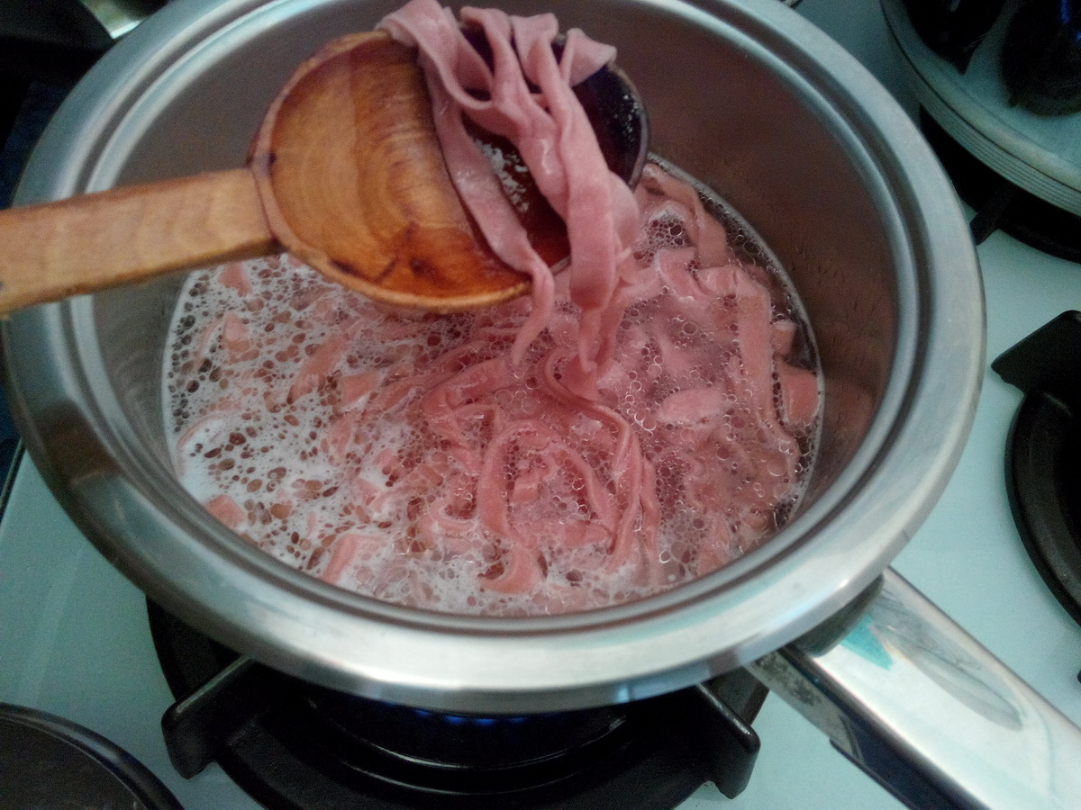 Paste colorate  facute in casa(taitei, tagliatelle si ravioli)