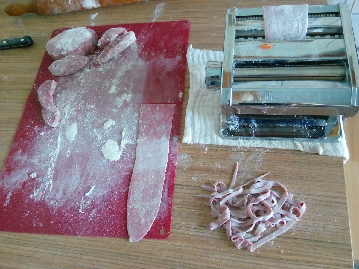 Paste colorate  facute in casa(taitei, tagliatelle si ravioli)