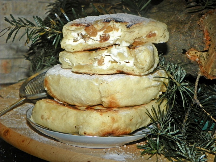 Placintele cu branza dulce si stafide