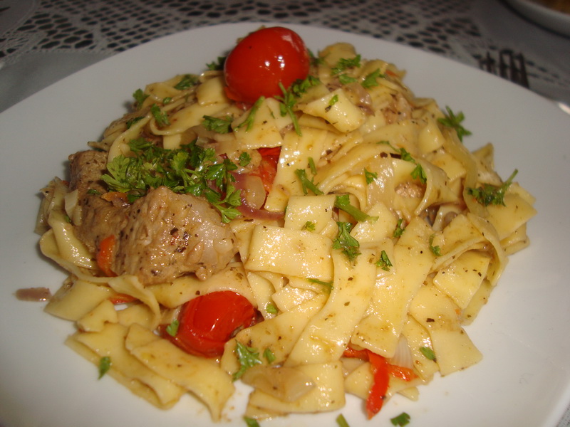 Tagliatelle cu porc in sos de vin