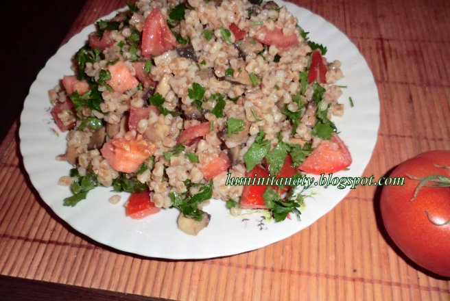 Salata de bulgur cu rosii si ciuperci