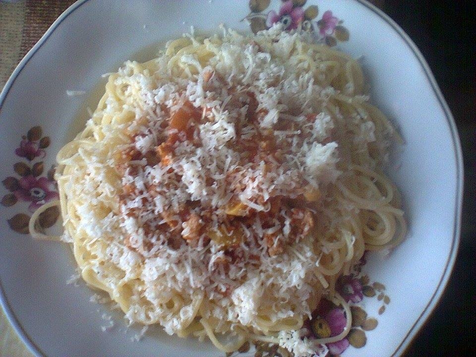Spaghete cu sos Ragu si parmezan ras