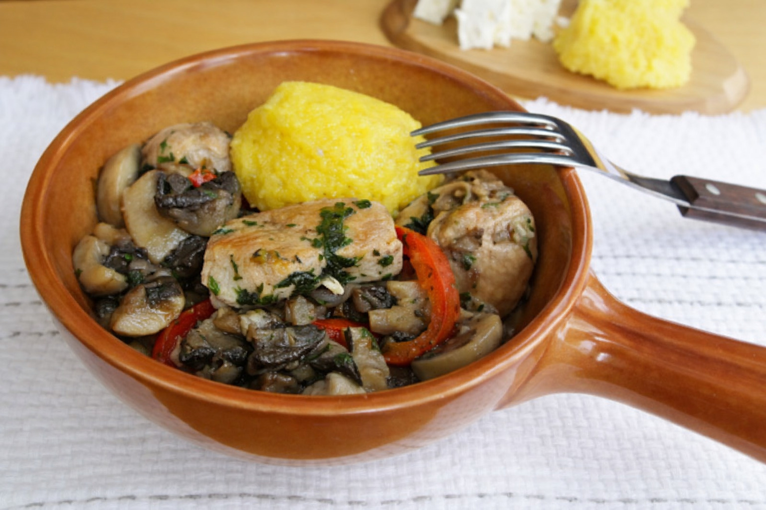 Sote de ciuperci cu piept de pui si usturoi