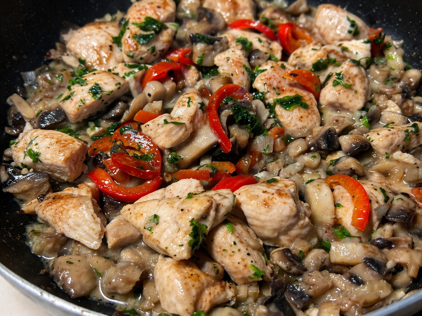 Sote de ciuperci cu piept de pui si usturoi