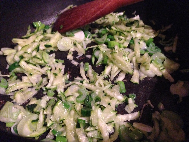 Cous cous cu ceapa verde si carne de curcan in sos de bulion