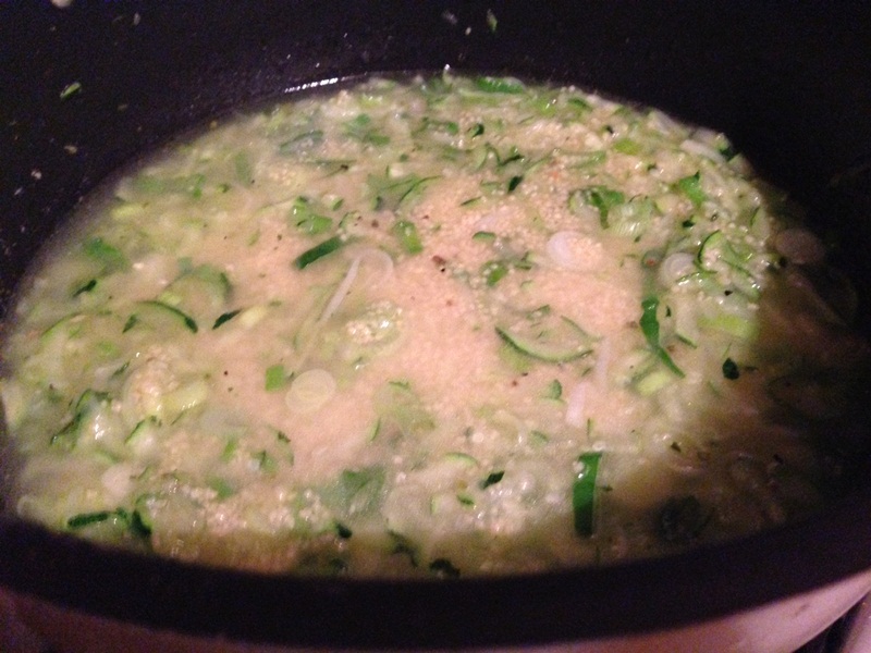 Cous cous cu ceapa verde si carne de curcan in sos de bulion