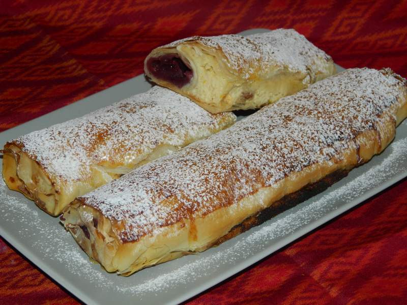 Strudel cu branza si visine