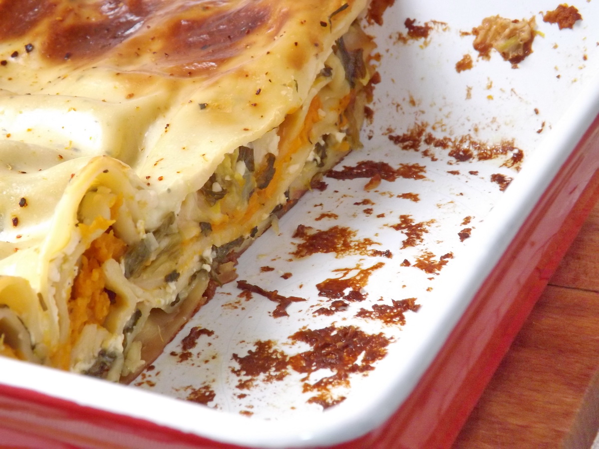 Lasagna cu praz, salata verde si cartofi dulci