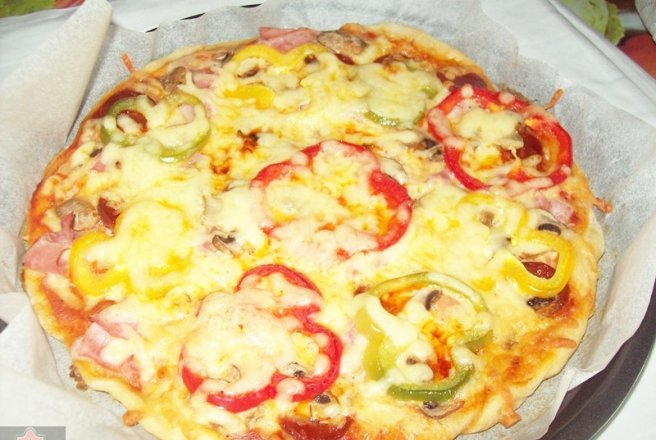 Pizza cu sunca si chorizo