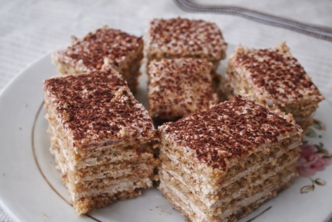 Prajitura fina cu nuca si smantana