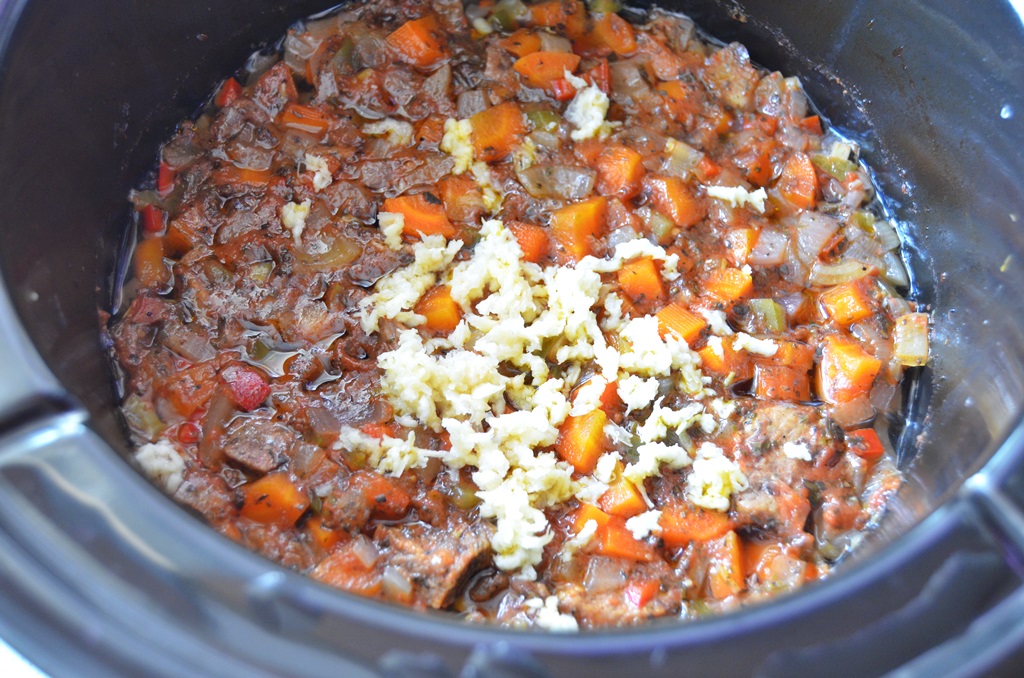 Carne de vitel in sos de legume cu vin la slow cooker Crock-Pot