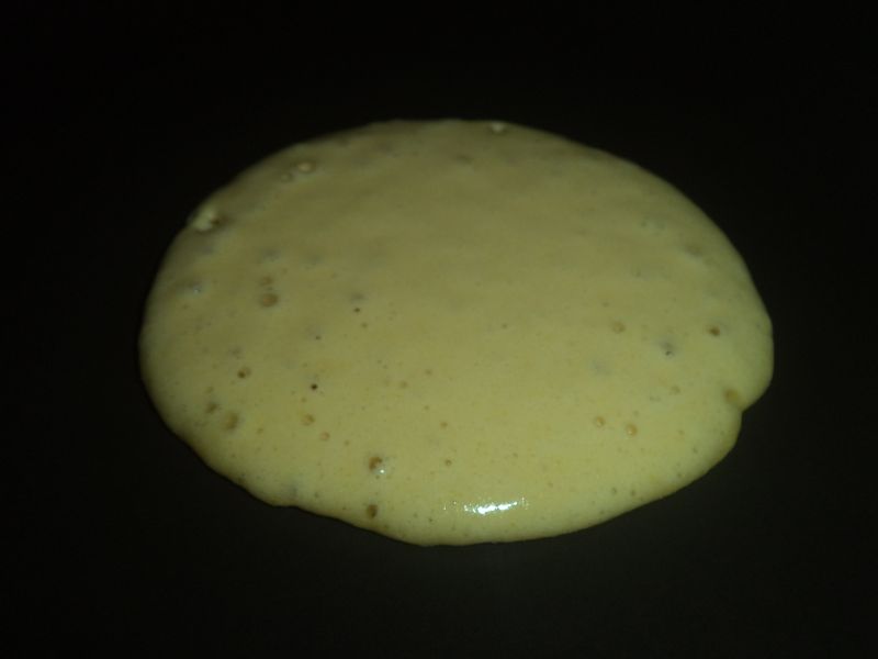 Pancakes cu sos de ciocolata , nuca si capsuni