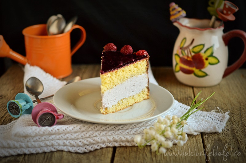 Tort cu crema mascarpone si jeleu de zmeura