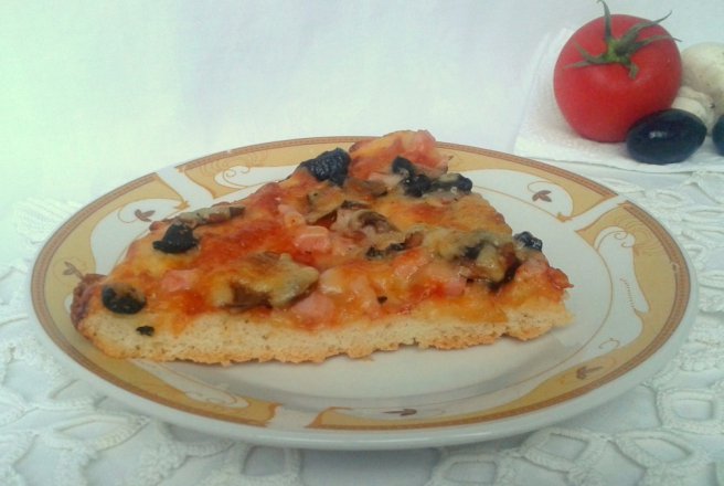 Pizza cu muschi file, ciuperci, masline si mozzarella