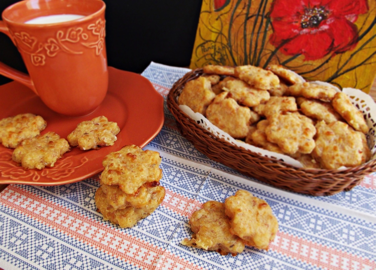 Biscuiti aperitiv, cu sunca presata si cascaval