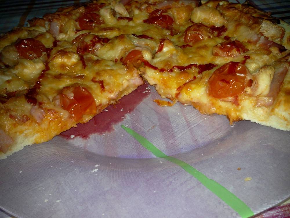 Pizza cu piept de pui si rosii cherry