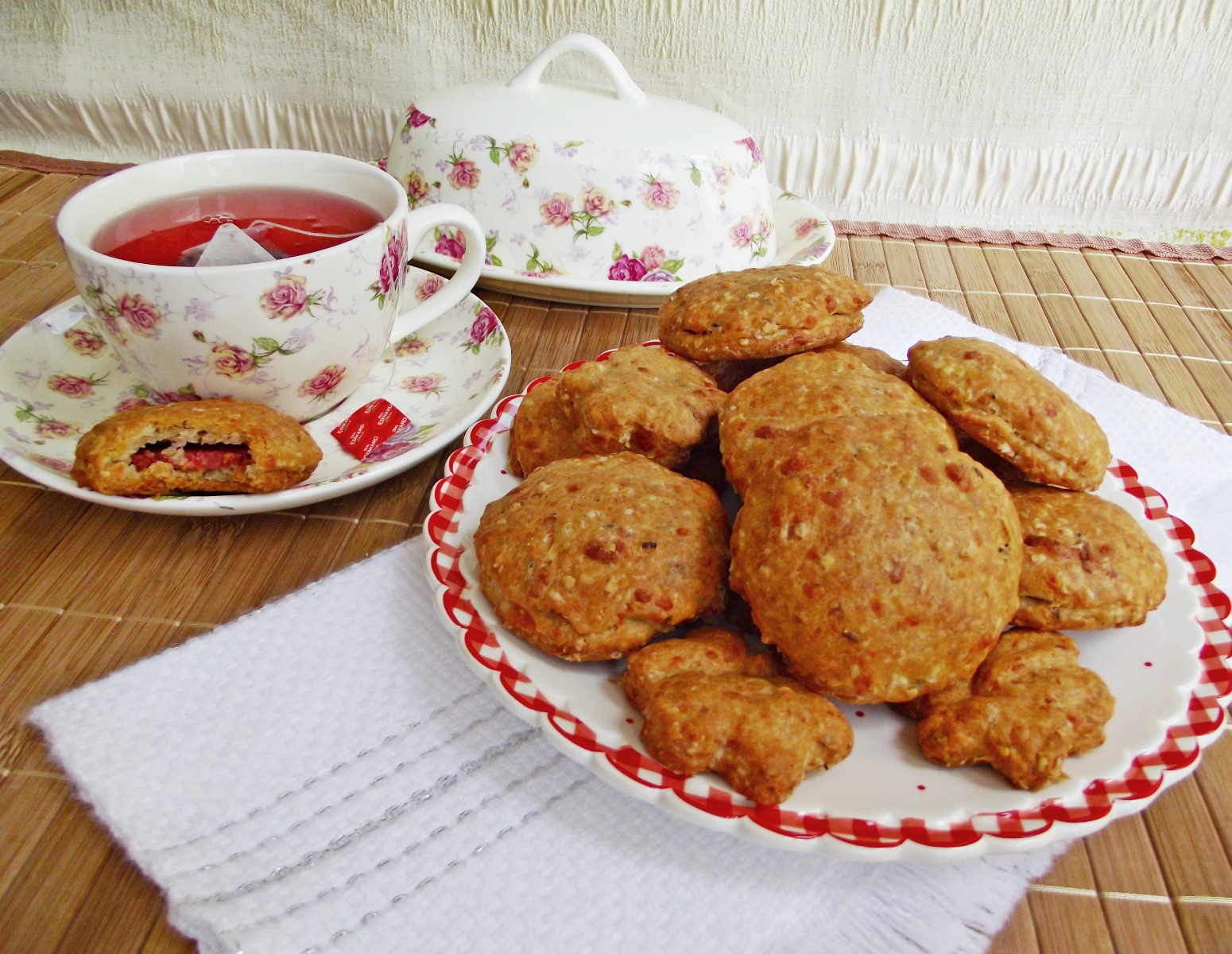 Aperitiv cu fulgi de ovaz, salam si cascaval afumat Delaco