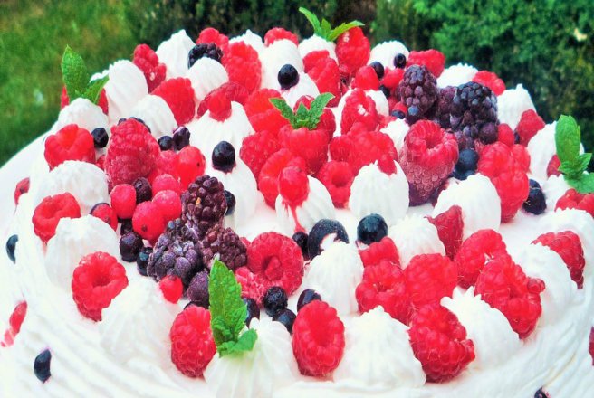 Tort Pavlova cu crema de vanilie  si fructe de padure