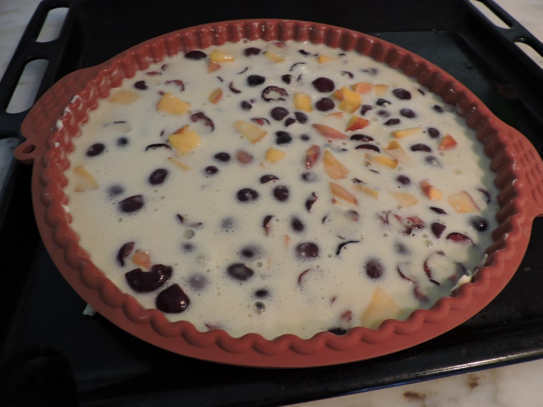 Clafoutis cu cirese si piersici