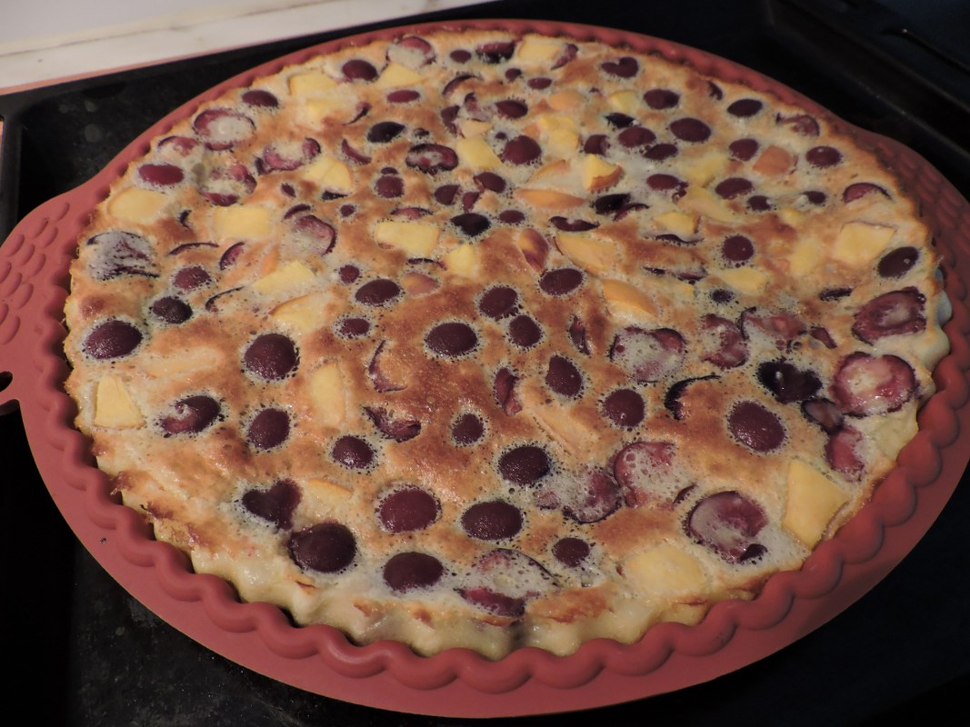 Clafoutis cu cirese si piersici