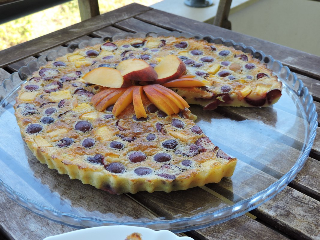 Clafoutis cu cirese si piersici