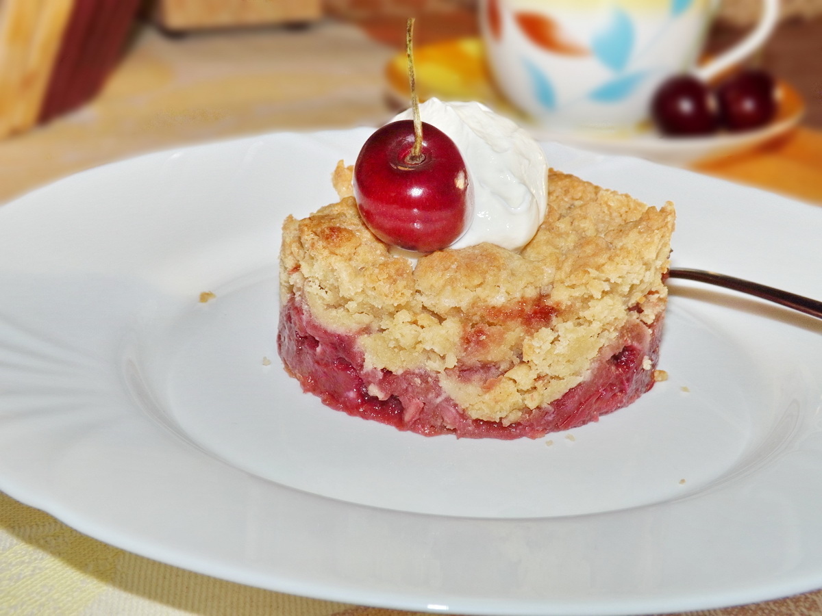 Crumble cu fructe de sezon, biscuiti si fulgi de migdale