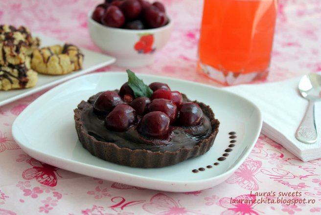 Tarta cu ciocolata, cirese si menta