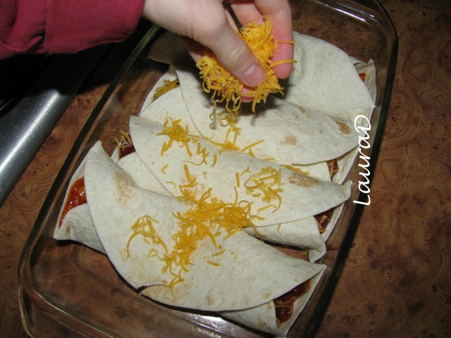 Tortillas cu fasole in sos picant si branza cheddar