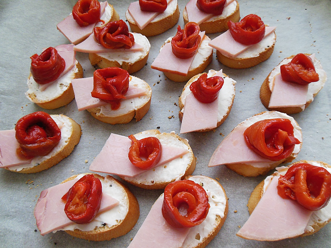 Crostini cu crema de branza si ardei kapia copt