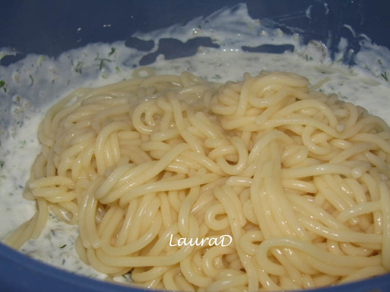 Spaghete cu sos acrisor