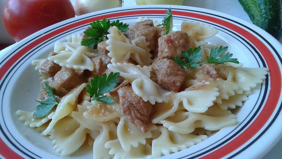 Carne de porc in sos de ceapa