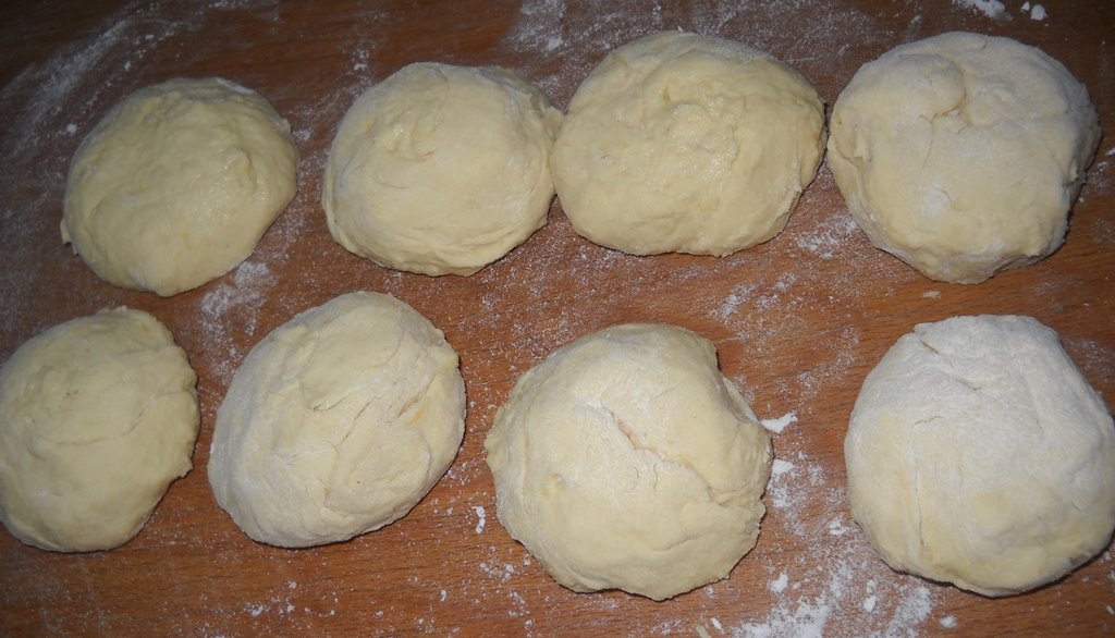 Desert reteta de preparare a papanasilor cu branza de vaci si gris, gustosi ca la mama acasa