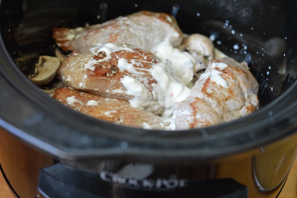 Porc cu smantana si ciuperci la slow cooker Crock-Pot 4,7 L