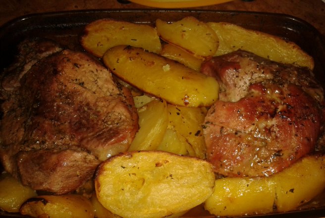 Carne de porc si cartofi la cuptor, deliciu culinar pentru o cina de neuitat in familie