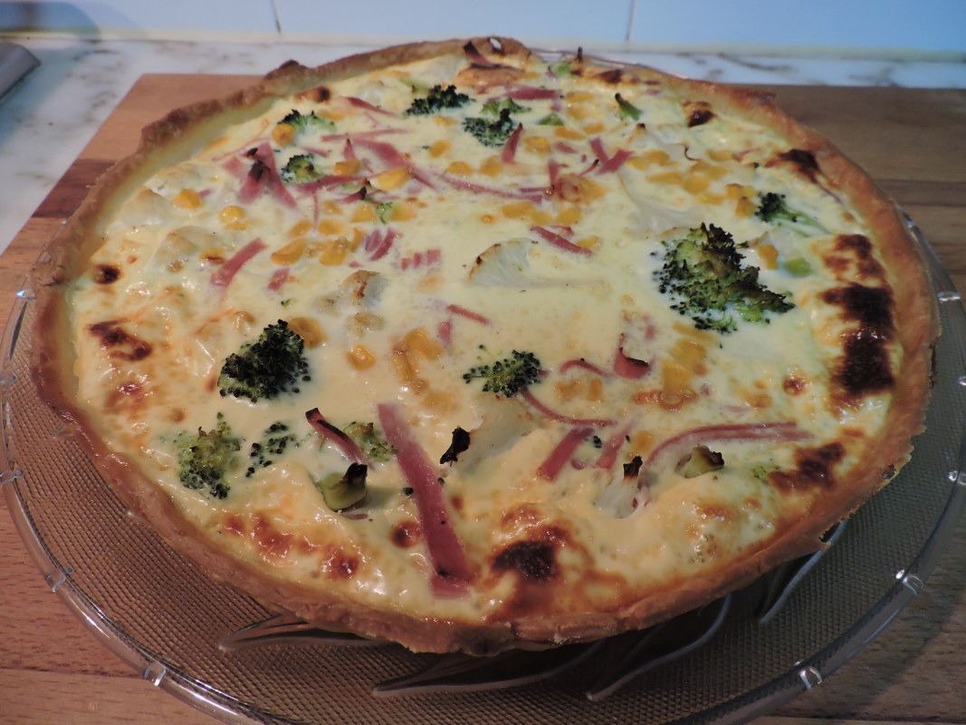 Quiche de broccoli cu sunca si branza