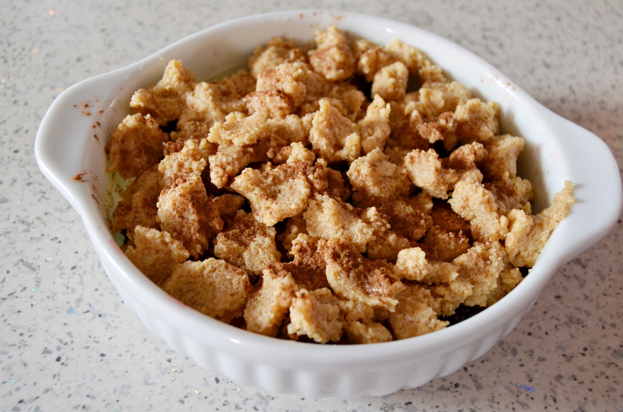 Crumble cu piersici, mure si pesmet