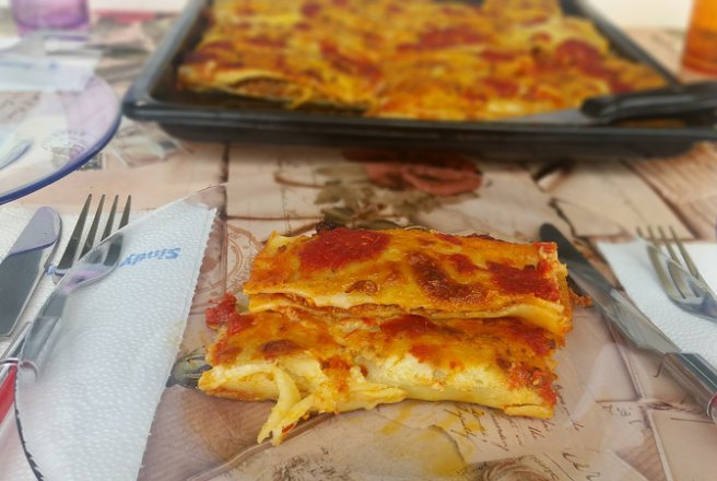 Cannelloni cu carne si sos de rosii