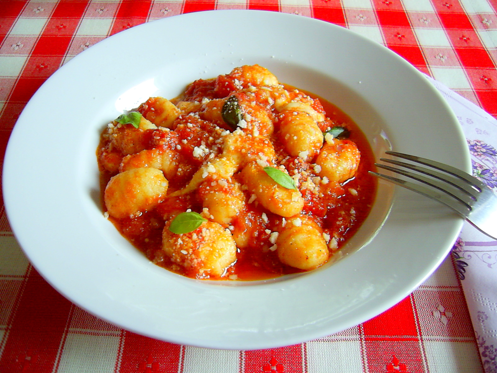 Gnocchi cu mozzarella in sos de rosii