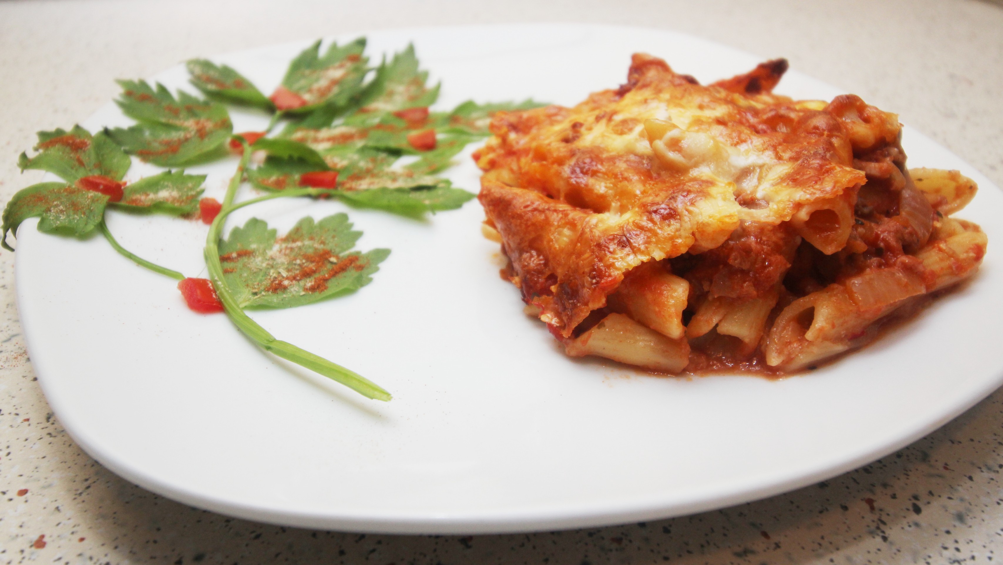 Penne la cuptor cu carne tocata si ciuperci