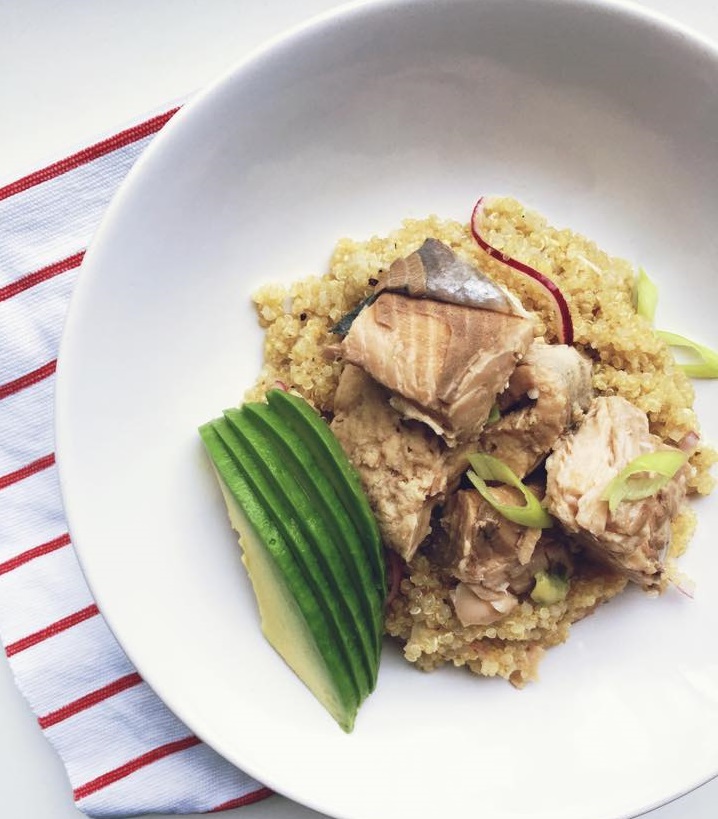 Salata de quinoa cu avocado si somon