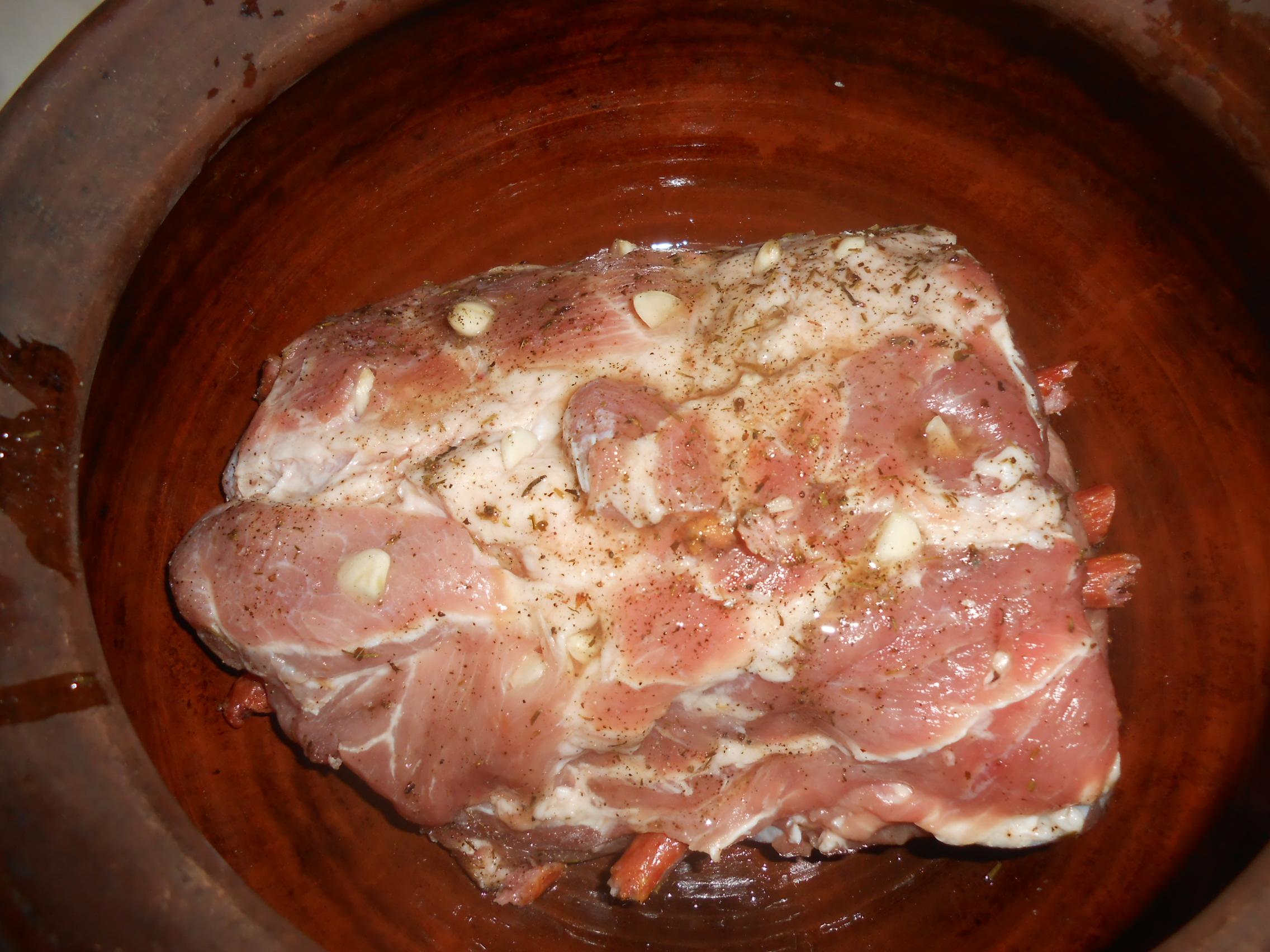 Ceafa de porc impanata coapta-n oala de lut