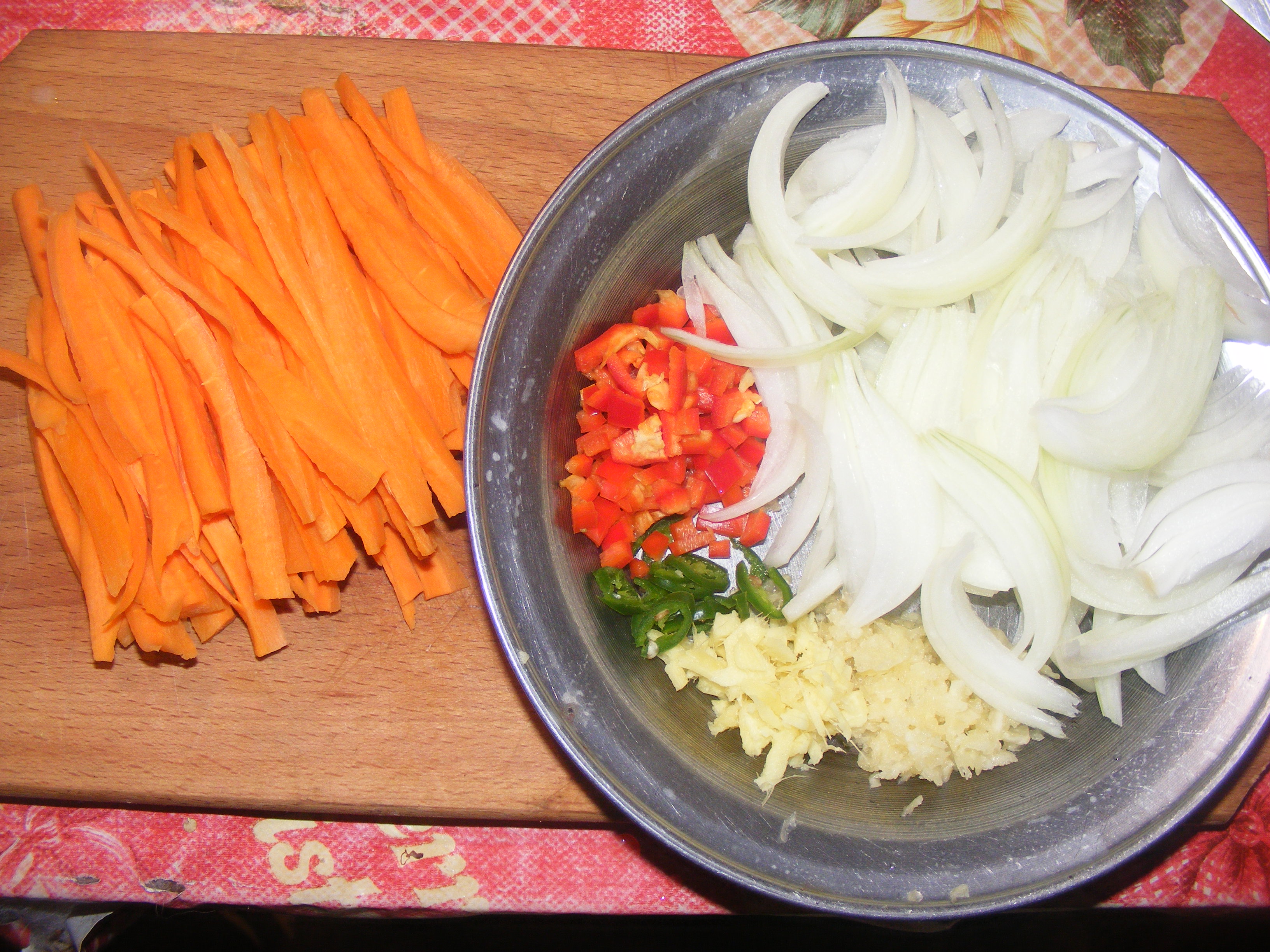 Fried noodles cu pui si legume