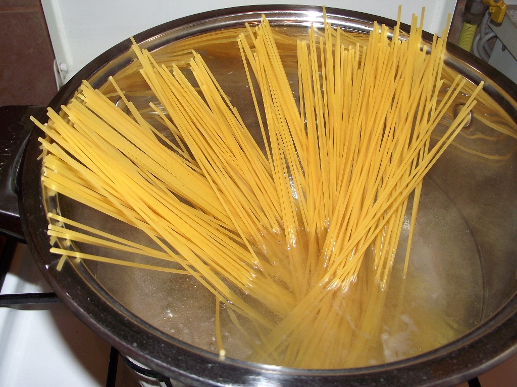 Spaghetti cu conserva din carne si sos de rosii cu usturoi