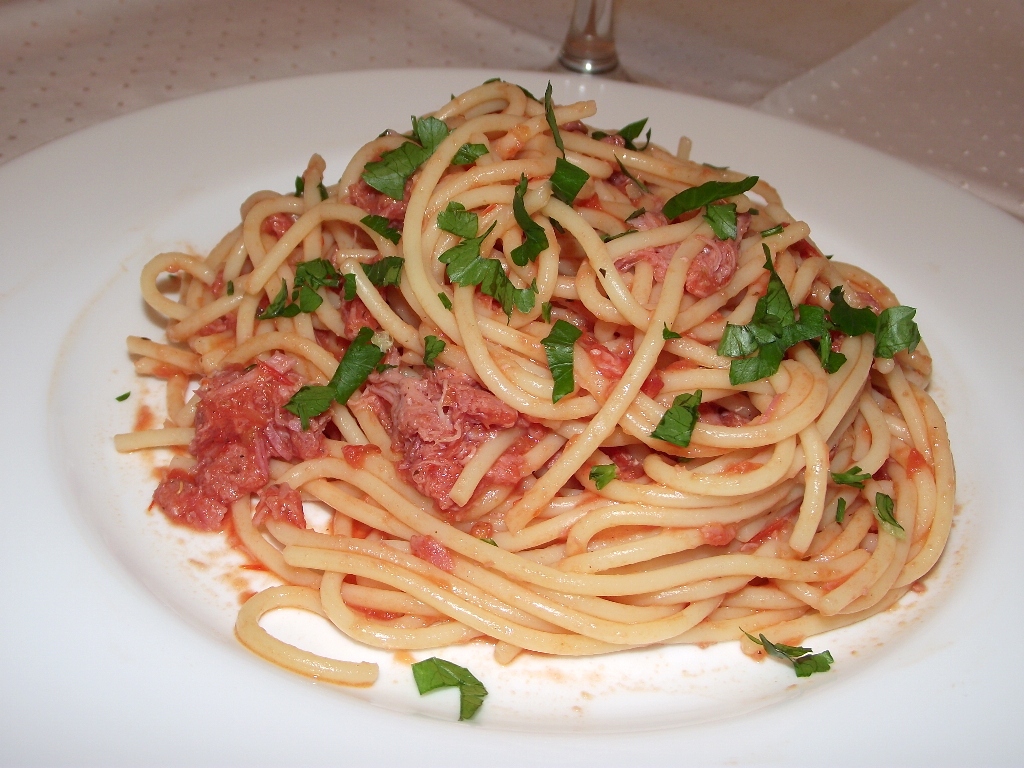 Spaghetti cu conserva din carne si sos de rosii cu usturoi