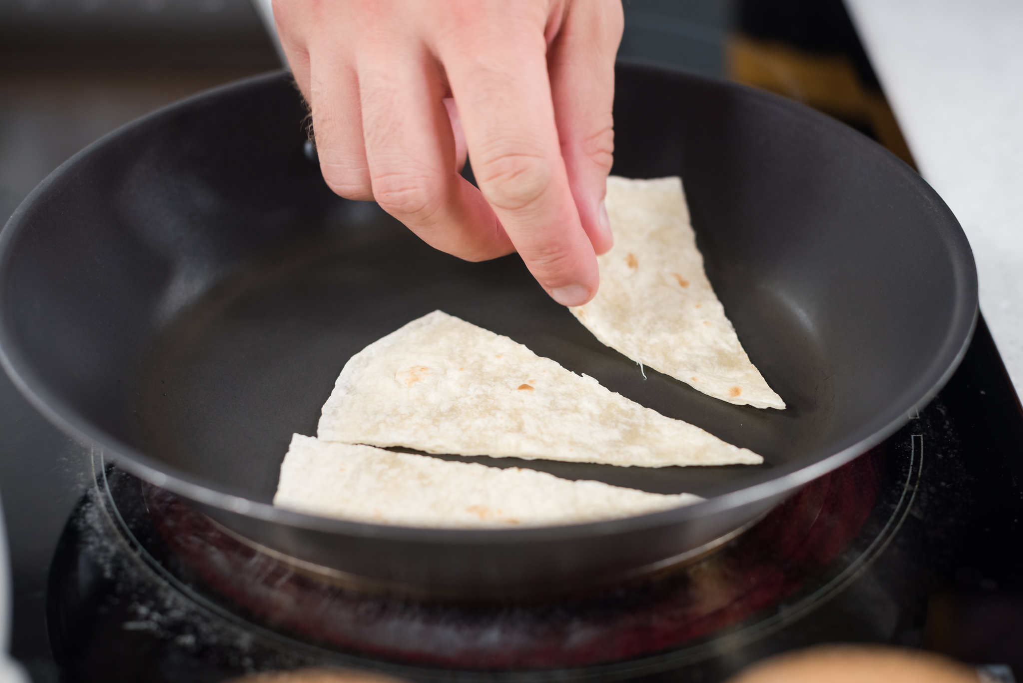 Salata cu urechi de lemn si chipsuri de tortilla cu crema de branza Delaco