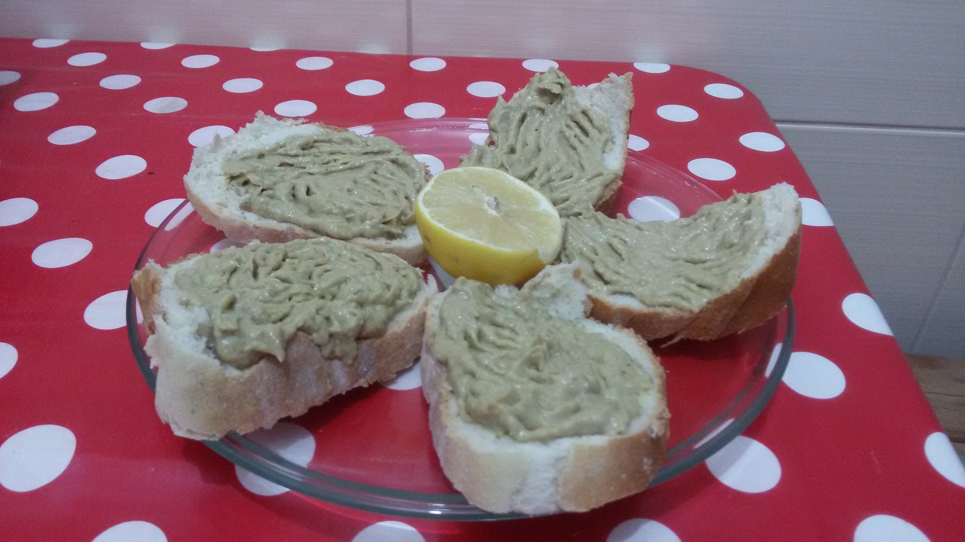 Tartine cu crema de avocado si ton